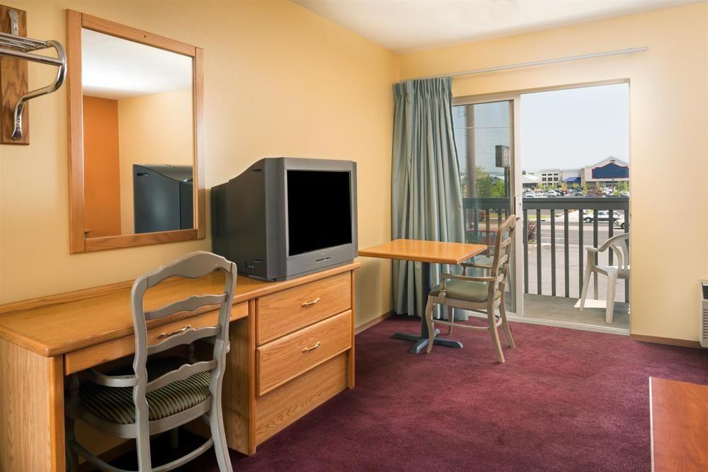 Howard Johnson By Wyndham Spokane Exterior photo