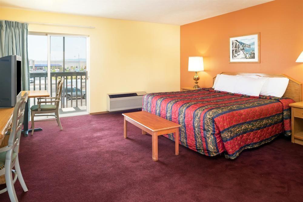 Howard Johnson By Wyndham Spokane Exterior photo