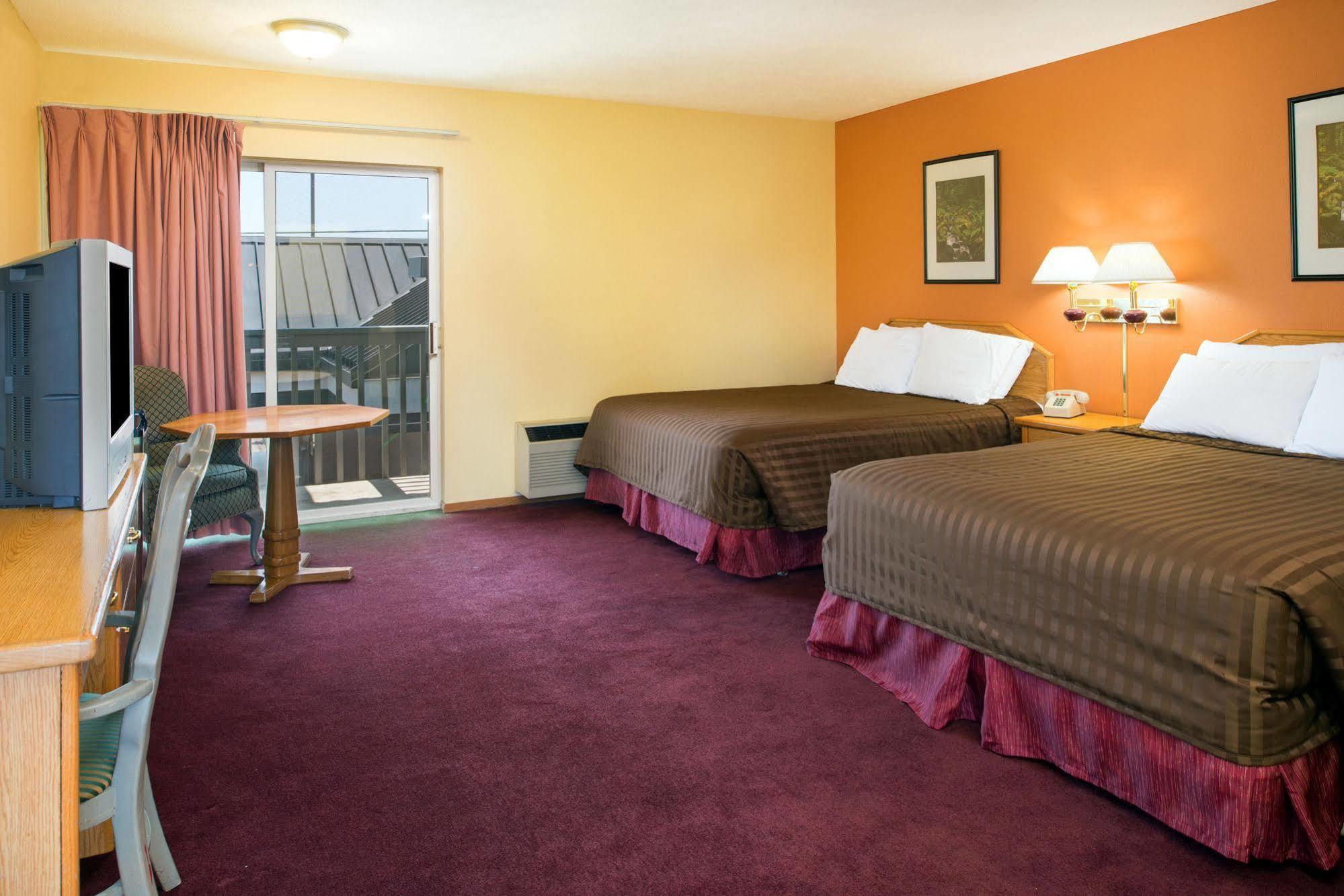 Howard Johnson By Wyndham Spokane Exterior photo